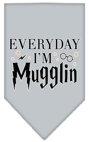 Bandana para mascotas y perros serigrafiada con la frase "Everyday I'm Mugglin"