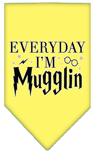 Bandana para mascotas y perros serigrafiada con la frase "Everyday I'm Mugglin"