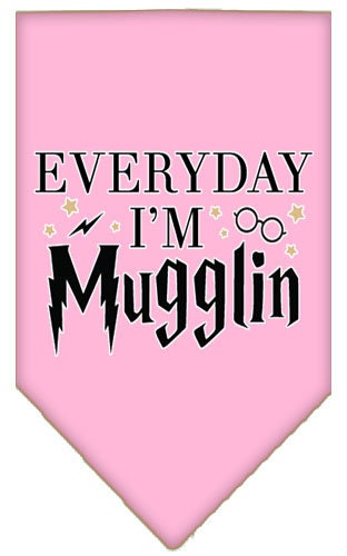 Bandana para mascotas y perros serigrafiada con la frase "Everyday I'm Mugglin"