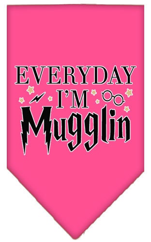 Bandana para mascotas y perros serigrafiada con la frase "Everyday I'm Mugglin"