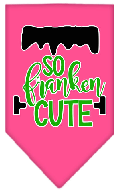 Bandana para perros y mascotas de Halloween serigrafiada con la frase "So Franken Cute"