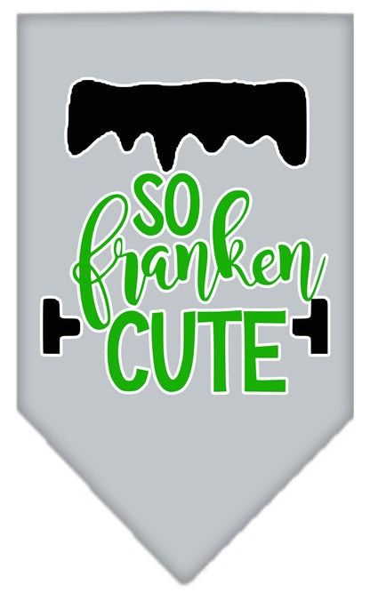 Bandana para perros y mascotas de Halloween serigrafiada con la frase "So Franken Cute"