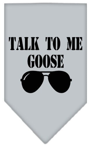 Bandana para mascotas y perros serigrafiada con la frase "Talk To Me Goose"