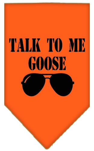 Bandana para mascotas y perros serigrafiada con la frase "Talk To Me Goose"