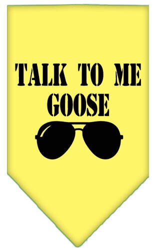 Bandana para mascotas y perros serigrafiada con la frase "Talk To Me Goose"