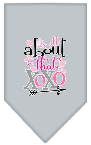 Bandana para mascotas y perros serigrafiada con la frase "It's All About That XOXO"