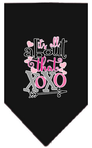 Bandana para mascotas y perros serigrafiada con la frase "It's All About That XOXO"