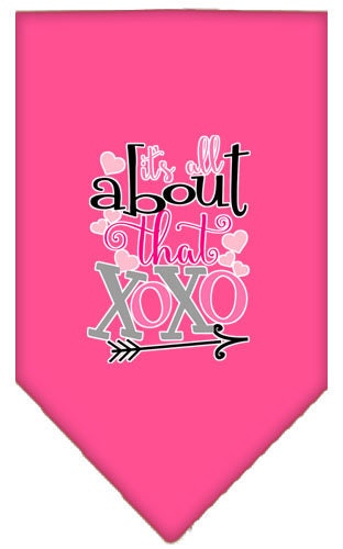 Bandana para mascotas y perros serigrafiada con la frase "It's All About That XOXO"