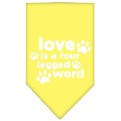 Bandana para mascotas y perros con la frase "El amor es una palabra de cuatro patas"