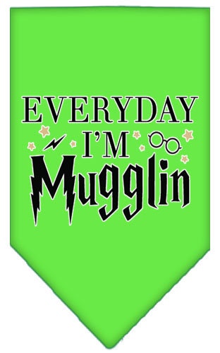 Bandana para mascotas y perros serigrafiada con la frase "Everyday I'm Mugglin"