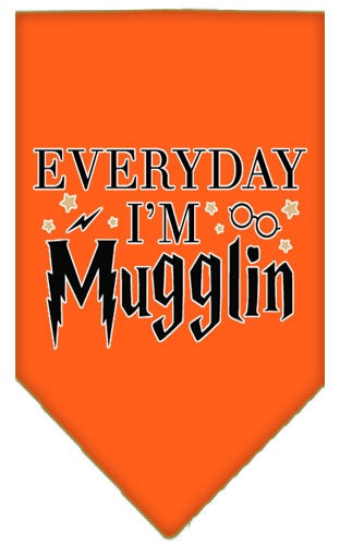 Bandana para mascotas y perros serigrafiada con la frase "Everyday I'm Mugglin"