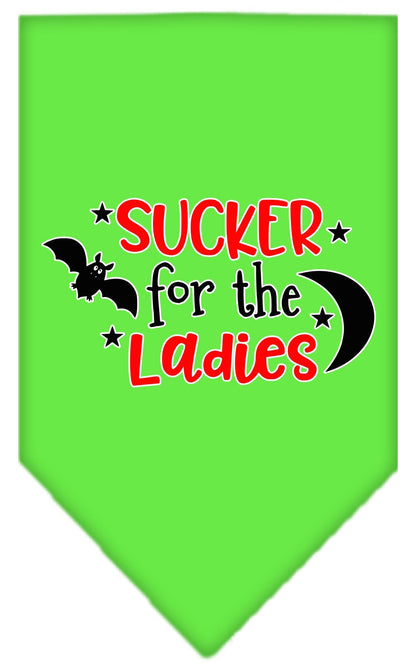 Bandana para perros y mascotas de Halloween serigrafiada con la frase "Sucker For The Ladies"