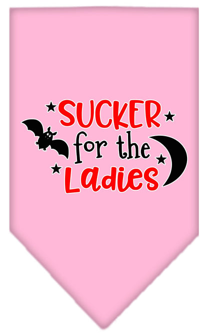 Bandana para perros y mascotas de Halloween serigrafiada con la frase "Sucker For The Ladies"