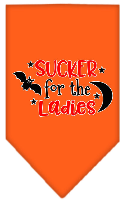 Bandana para perros y mascotas de Halloween serigrafiada con la frase "Sucker For The Ladies"