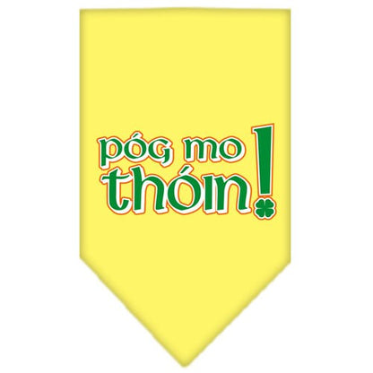 Bandana para mascotas y perros serigrafiada con la frase "Pog Mo Thoin"