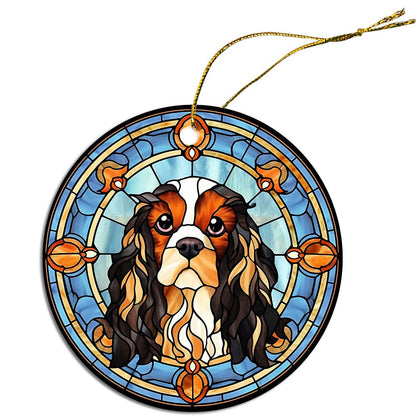 Adorno navideño de vidrieras con la raza de perro "Cavalier King Charles Spaniel"