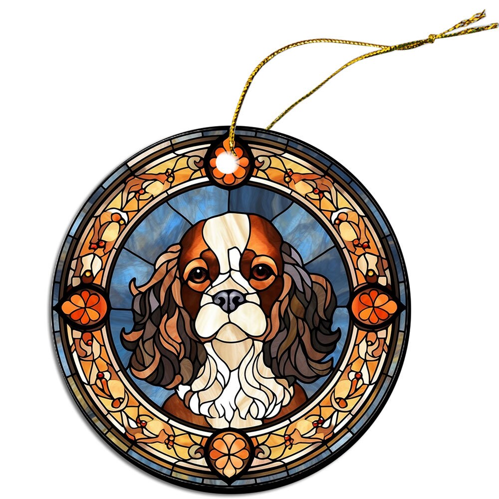 Adorno navideño de vidrieras con la raza de perro "Cavalier King Charles Spaniel"