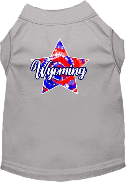 Camiseta serigrafiada para perros y gatos, para mascotas pequeñas y medianas (tallas XS a XL), "Wyoming Patriotic Tie Dye"