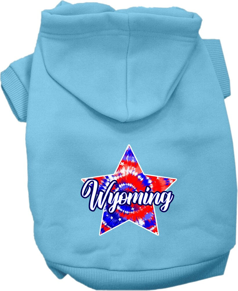 Sudadera con capucha serigrafiada para perros y gatos, para mascotas pequeñas y medianas (tallas XS a XL), "Wyoming Patriotic Tie Dye"