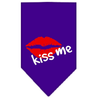 Bandana para mascotas y perros serigrafiada con la frase "Kiss Me"