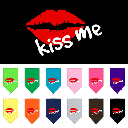 Bandana para mascotas y perros serigrafiada con la frase "Kiss Me"