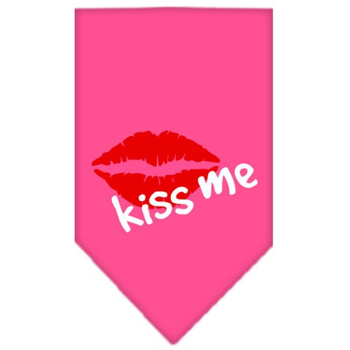 Bandana para mascotas y perros serigrafiada con la frase "Kiss Me"